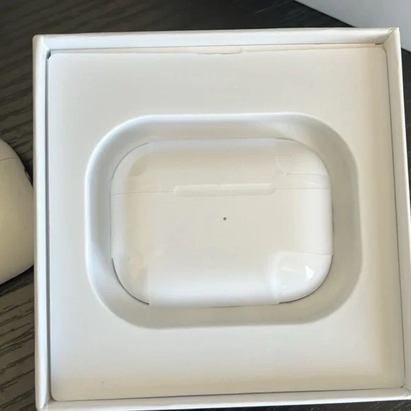 Apple White Wireless Earbuds with Charging Case - Picture 4 of 4